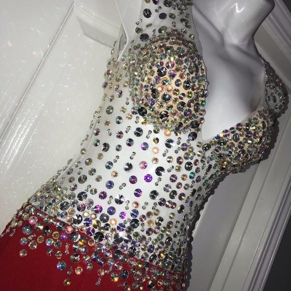 Sparkling and dazzling red gown - Picture 3 of 6